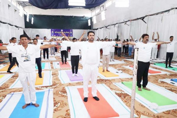 बच्चों ने फर्श पर तो नेता-अफसरों ने गद्दों पर किया योग