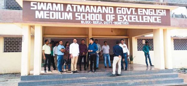 कलेक्टर ने किया स्वामी आत्मानंद स्कूल बेरला का निरीक्षण