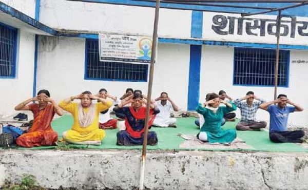  नियमित योग करने से  बीमारियों से बचा जा सकता है