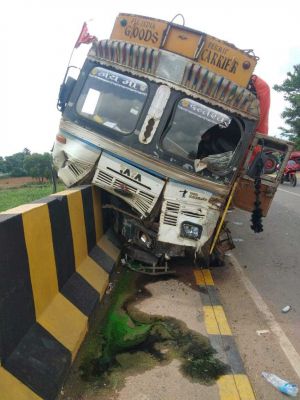  टायर फटा, ट्रैक्टर से टकरा पुल पर चढ़ा ट्रक, 3 जख्मी