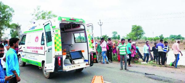 मालवाहक और बाइक में भिड़ंत, दो मौतें, दो घायल
