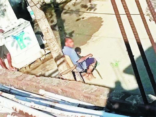 मूकबधिर बालक को रस्सी से पेड़ में बांधा