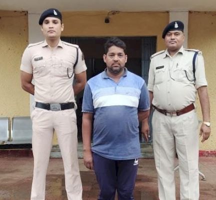 महिला डॉक्टर से गाली गलौज का 2 माह से फरार आरोपी गिरफ्तार, जेल भेजा गया