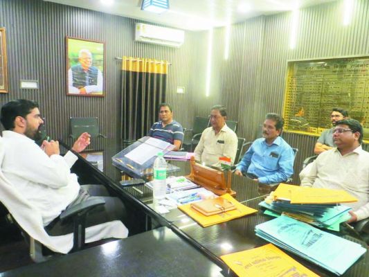 बीमारी की रोकथाम के लिए आयुक्त ने ली बैठक