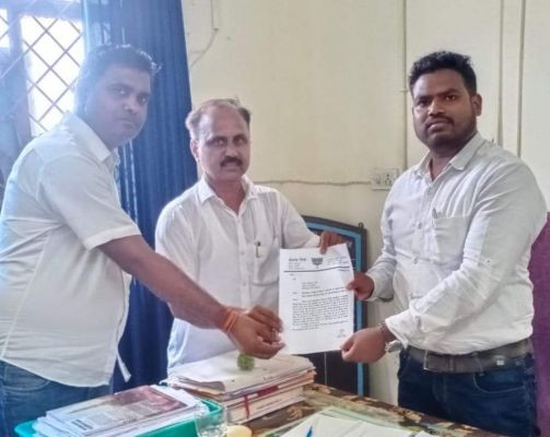 ट्रांसफार्मर सुधारने कार्यपालन यंत्री को सौंपा ज्ञापन