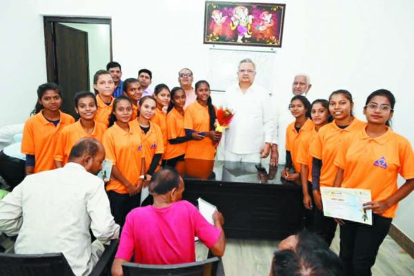 जनदर्शन में रमन ने भारत परिक्रमा यात्रा के खिलाडिय़ों को दिए प्रमाण पत्र