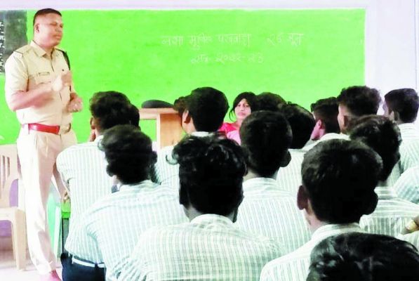हरिहर स्कूल पहुंचे थाना प्रभारी, नशा से दूर रहने दिया संदेश