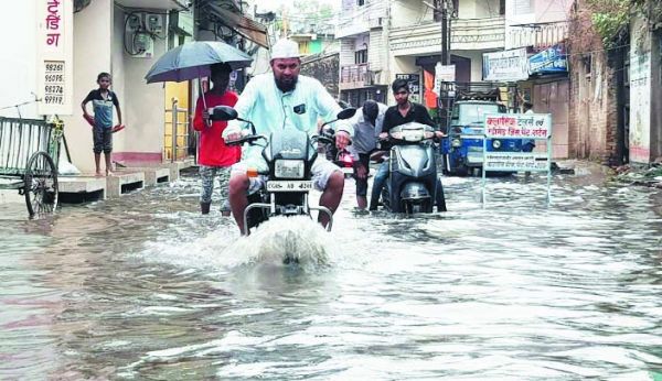 24 घंटे में 22 मिमी बारिश, सडक़ों पर भरा पानी