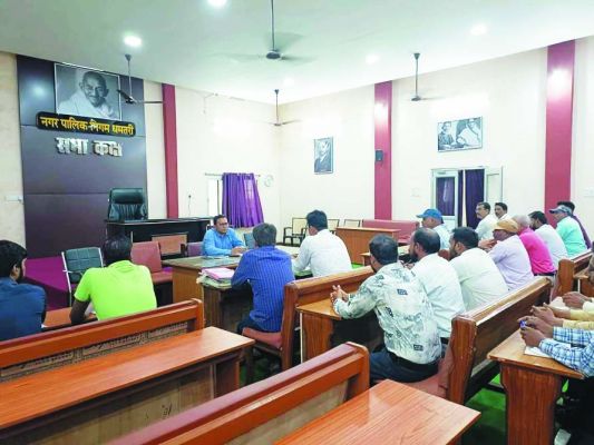 आयुक्त ने की कर वसूली की समीक्षा, राजस्व अफसरों को आय बढ़ाने के निर्देश