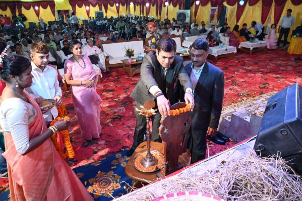 खाकी के रंग लोक कला के संग