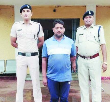 महिला डॉक्टर से गाली गलौज का 2 माह से फरार आरोपी गिरफ्तार, जेल भेजा गया