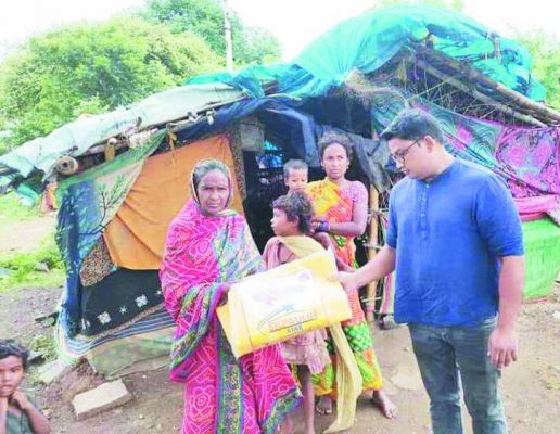 तालपत्री एवं छाता देकर मदद 