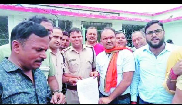 गौ तस्करी पर रोक लगाने  टीआई को सौंपा ज्ञापन