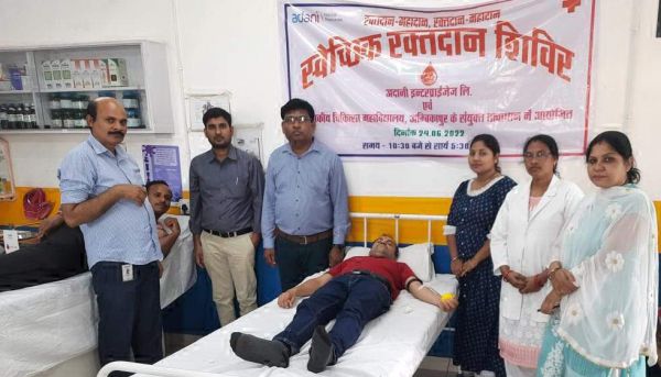 अदाणी समूह के चेयरमैन के जन्मदिन पर रक्तदान शिविर