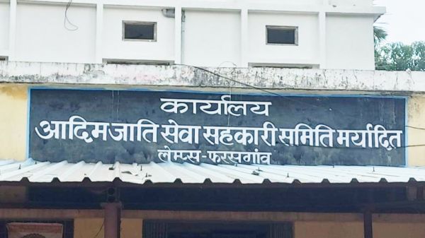 खाद-बीज की किल्लत, सोसायटियों के किसान लगा रहे चक्कर