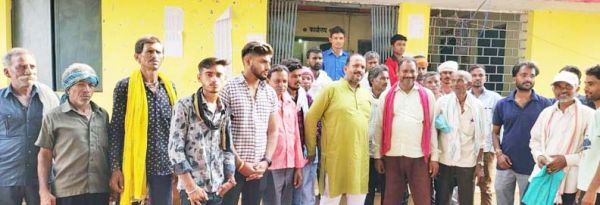 खाद नहीं मिलने से नाराज मोहभट्ठा के किसानों ने किया प्रदर्शन