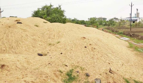 प्रतिबंध के बावजूद घाट से निकल रही रेत, भंडारणकर्ता परेशान