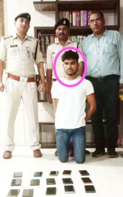 चोरी की बाईक सहित 15 मोबाईल जब्त
