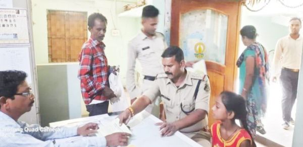 टीआई ने गरीब परिवार की बेटी का कराया एडमिशन, साल भर की फीस की जमा