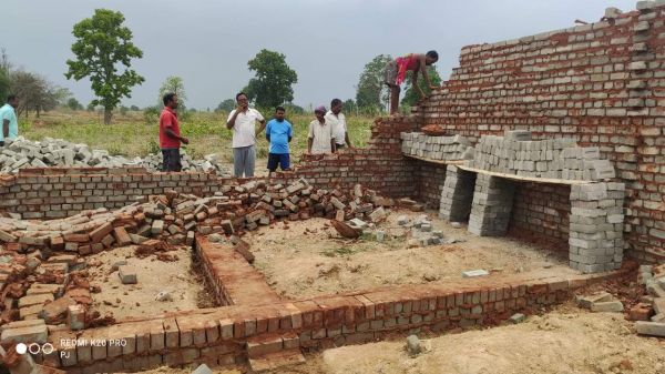 सकालो में अवैध कब्जे की सूचना, 8 कमरे का मकान ढहाया