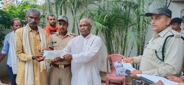 विधायक ने हाथी प्रभावितों को दिया मुआवजा