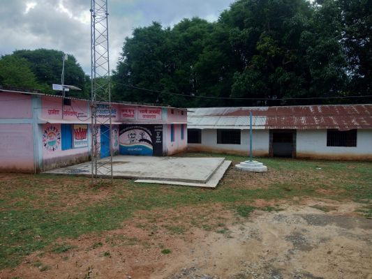 मोबाइल नेटवर्क समस्या से जूझ रहे ग्रामीण