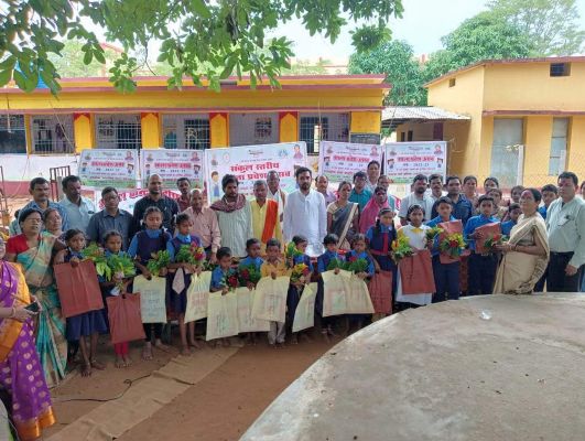 नवप्रवेशी बच्चों को तिलक लगा मुंह मीठा किया, गणवेश-पुस्तक देकर सम्मान