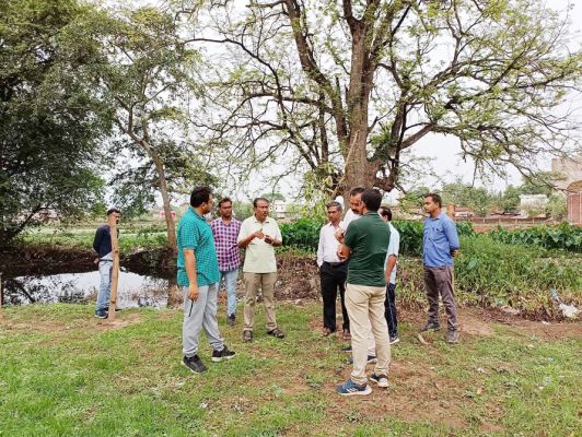बरसाती पानी की निकासी व्यवस्था के लिए नालियों से निकाल रहे कचरा, सफाई अभियान में जुटा निगम
