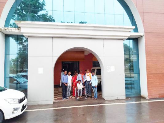 स्कूली दिव्यांग बच्चों को सहयोग की पहल