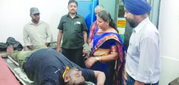 सडक़ हादसे में दो घायल, विधायक ने पहुंचाया अस्पताल