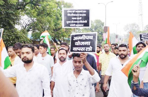 अग्निपथ के विरोध में युवा कांग्रेस ने फूंका केंद्र सरकार का पुतला