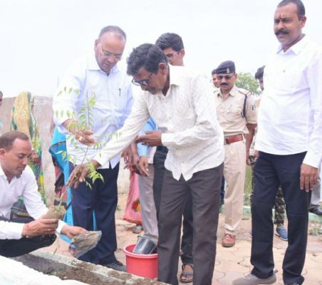 आपातकाल की याद दिला विधायक ने रोपे पौधे