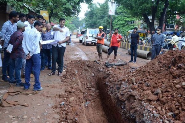 काम में विलम्ब के लिए नोडल अधिकारी और ठेकेदार से मांगा स्पष्टीकरण