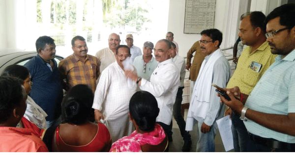  3 एकड़ सरकारी जमीन को बेजा कब्जा से मुक्त कराने कलेक्टर को सौंपा ज्ञापन