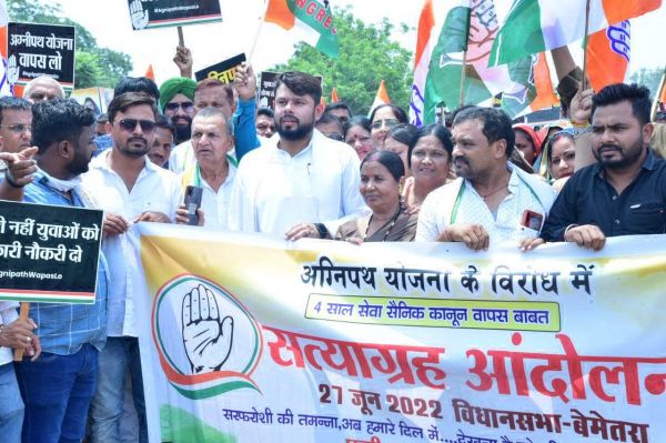 सत्याग्रह में कांग्रेसियों ने केन्द्र सरकार पर बोला हमला