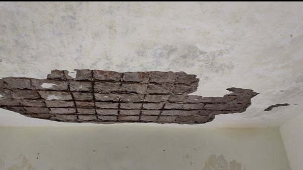 बारिश में छत की  प्लास्टर गिरने के साथ ही पानी सीपेज, न मरम्मत न अतिरिक्त भवन बना