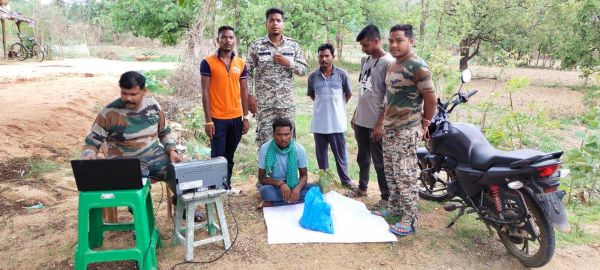 स्कूल के पास गांजा तस्कर गिरफ्तार