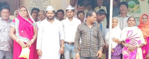 खाद की समस्या, आप ने सोसायटी पहुंच किसानों से जानी समस्याएं