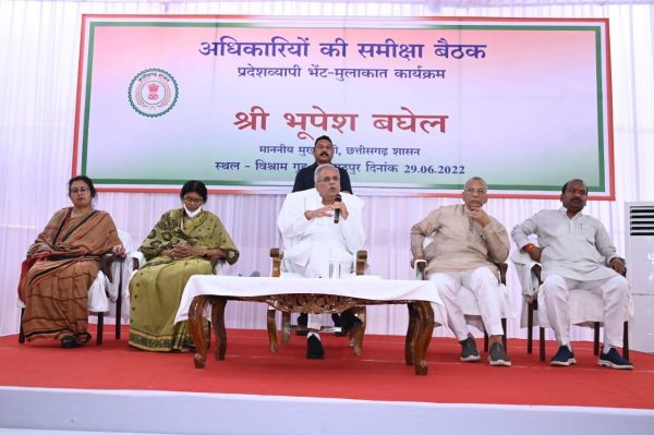 मुख्यमंत्री ने अफसरों से कहा बेहतर काम करें, दौरे में ग्रामीणों से मिले