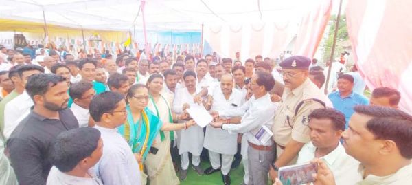 कांग्रेस का धरना-प्रदर्शन, राष्ट्रपति के नाम ज्ञापन सौंपा