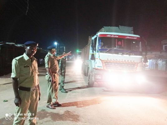 बाक्साइट परिवहन में लगे ट्रक चालकों को टीआई ने दी समझाइश