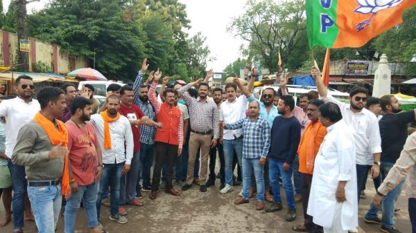 हत्या के विरोध में युवा मोर्चा ने प्रदर्शन कर पुतला फूंका