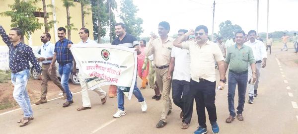 मांगों को लेकर कर्मचारी सडक़ पर, निकाली रैली