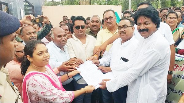 दो सूत्रीय मांग, कर्मचारी अधिकारी फेडरेशन सामूहिक अवकाश पर, सीएम के नाम ज्ञापन