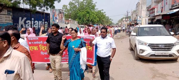 मांगों को ले अधिकारी-कर्मचारियों ने निकाली रैली, धरना-प्रदर्शन कर सौंपा ज्ञापन