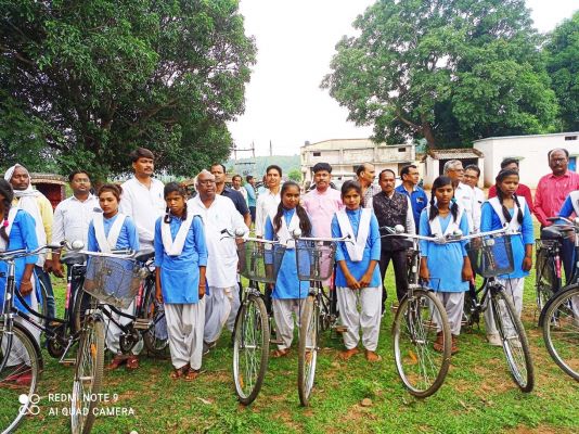 नव प्रवेशित स्कूली बच्चों को बांटे नि:शुल्क गणवेश