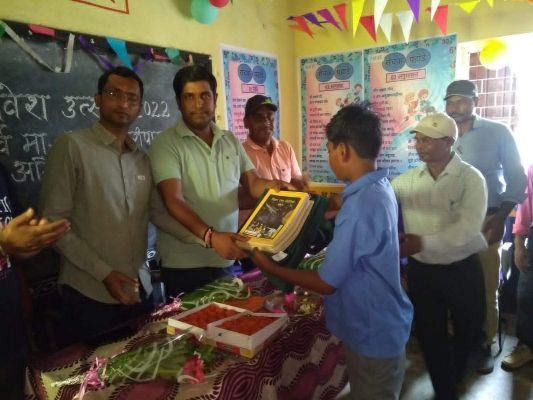 पार्षद ने नवप्रवेशी बच्चों को तिलक लगाकर मुंह मीठा कराया