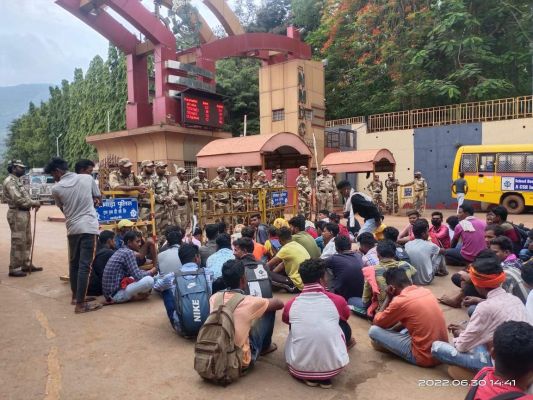 पेपर लीक होने का आरोप, आदिवासियों ने की एनएमडीसी आरएस-1 की भर्ती परीक्षा को निरस्त कराने की मांग