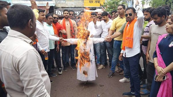 उदयपुर हत्याकांड, भाजयुमो ने किया प्रदर्शन, फूंका पुतला