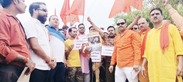 कन्हैया की हत्या का विरोध, आतंकवाद का पुतला फूंका